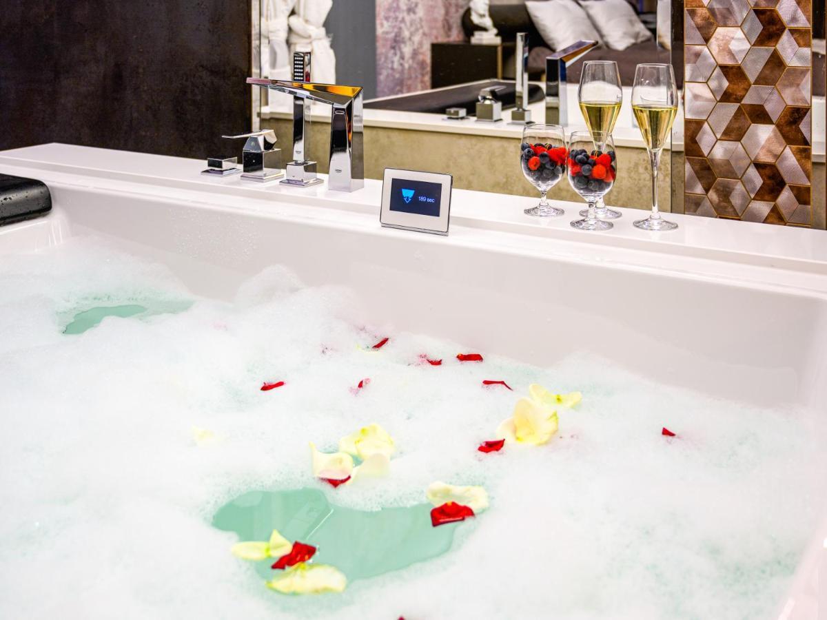 Pietryna Apartments Luxury - Sauna , Jacuzzi , Bezposrednio Przy Ul Piotrkowskiej 罗兹 外观 照片